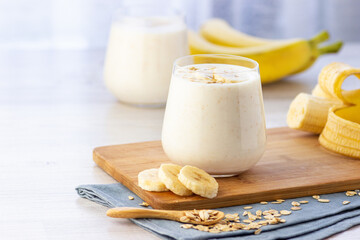 OAT AND BANANA SMOOTHIE
