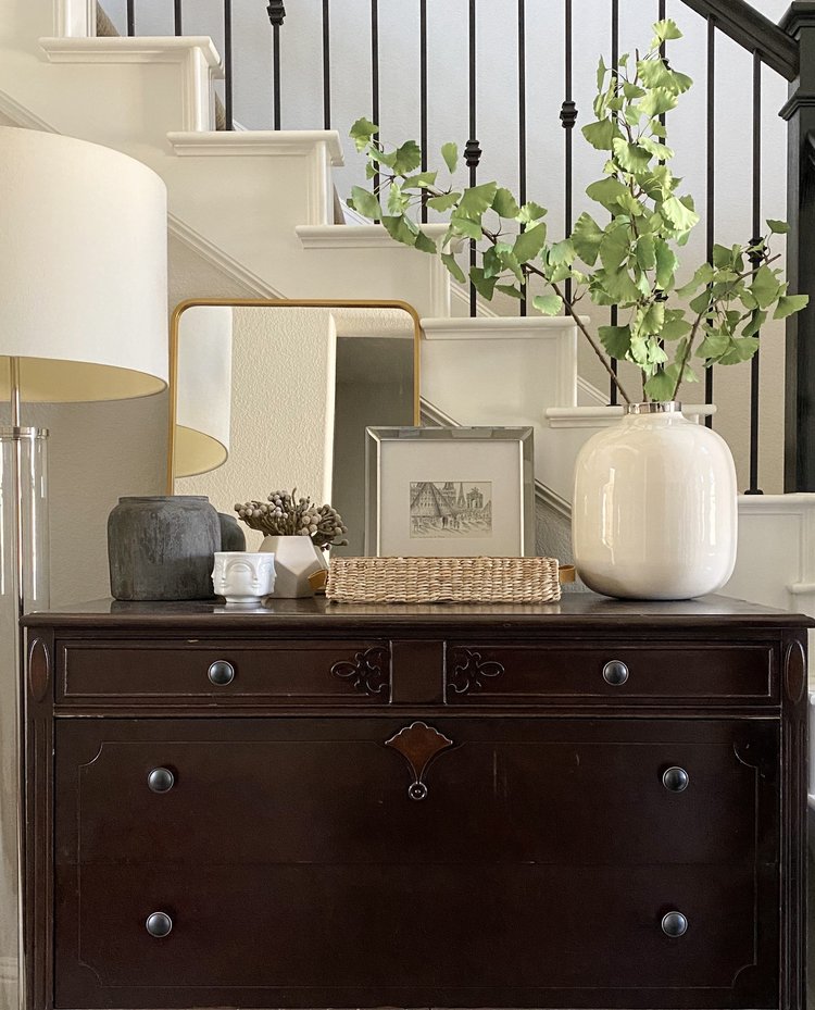 dresser+styled+in+entryway